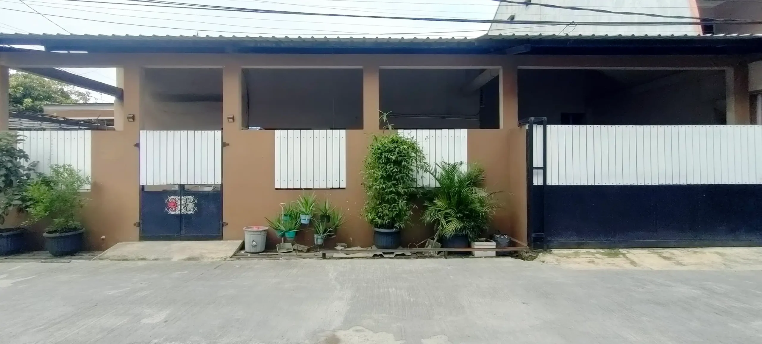 Dijual Rumah Luas dan Strategis di Bulevar Hijau Harapan Indah