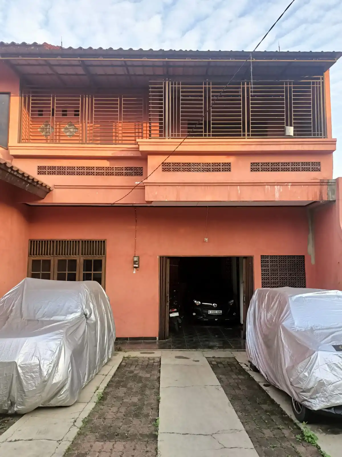 Rumah 2 Lantai Super Luas di Jati Makmur LT 328m² Parkir 7 Mobil! Ideal untuk Keluarga Besar