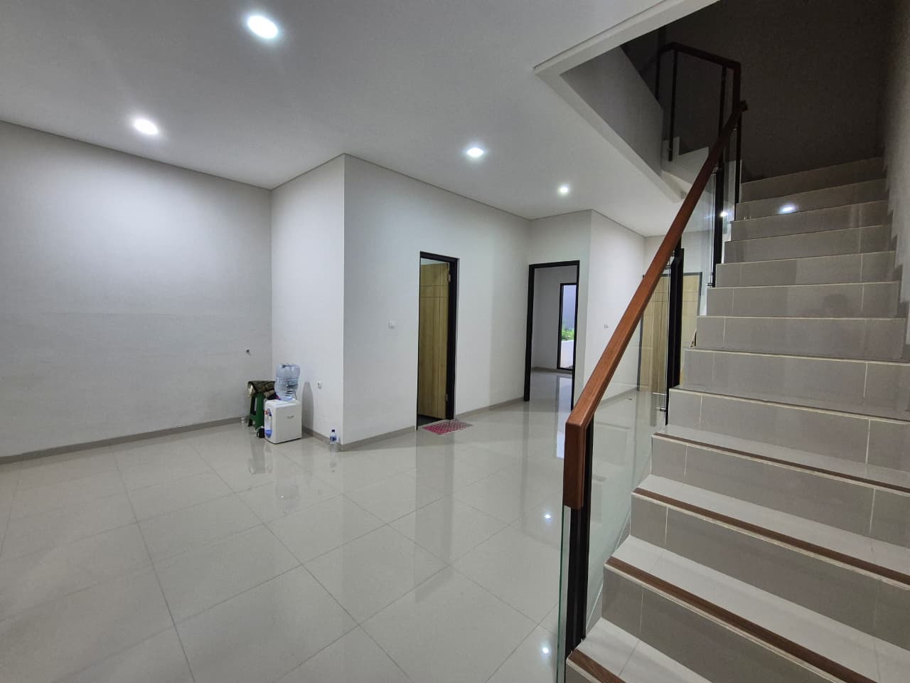 2f2f0b54-c9e7-4f4b-b944-b8fef87be624 - Marina Erasky