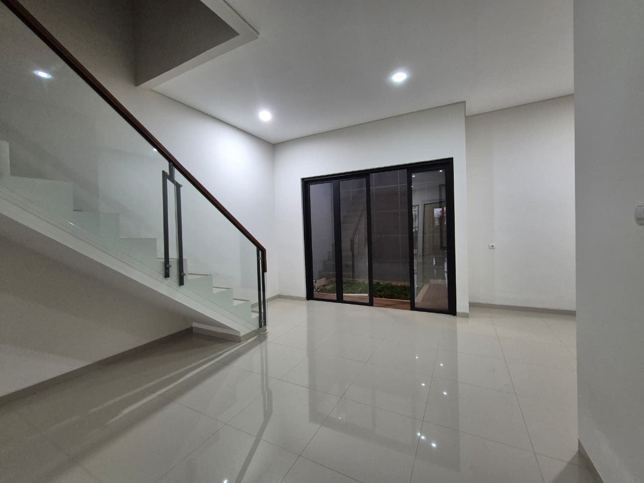 Rumah_Lantai bawah bagian depan tangga - Marina Erasky