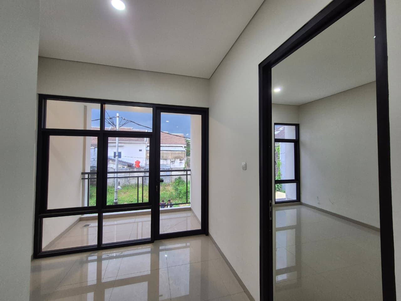 Rumah_lantai atas bagian depan - Marina Erasky