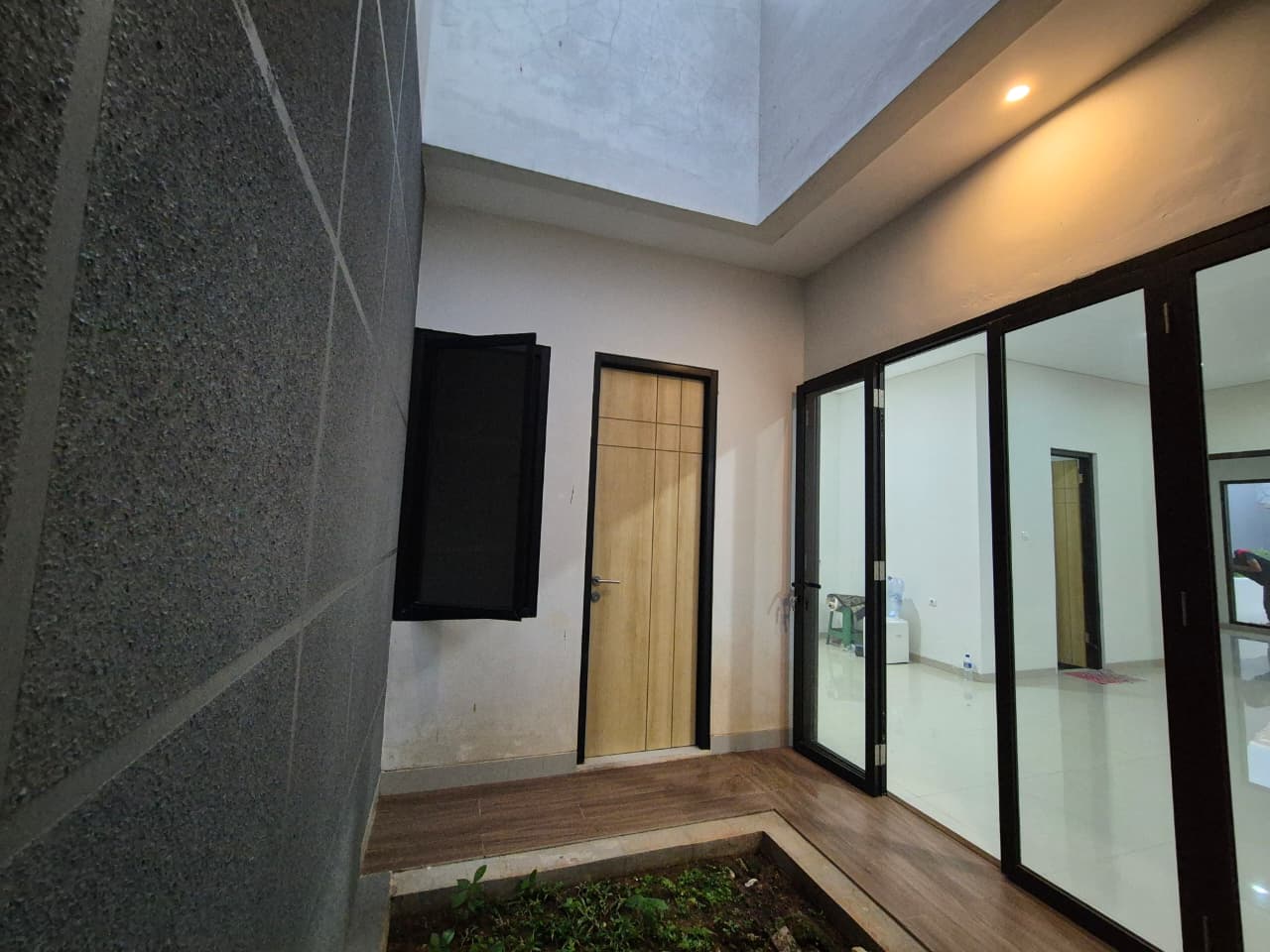 Rumah_lantai bawah bagian belakang, taman - Marina Erasky