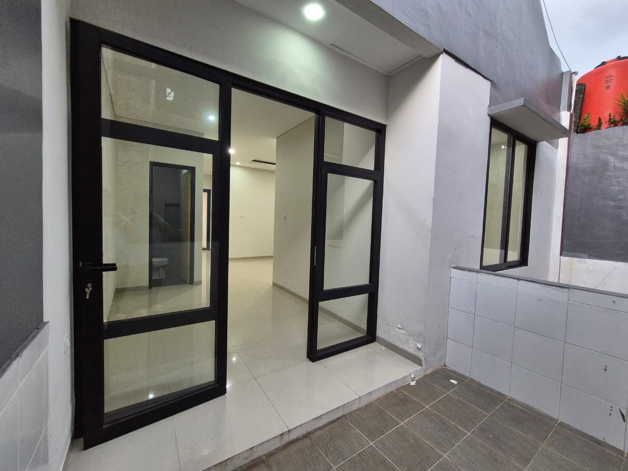 Rumah_pintu masuk rumah - Marina Erasky