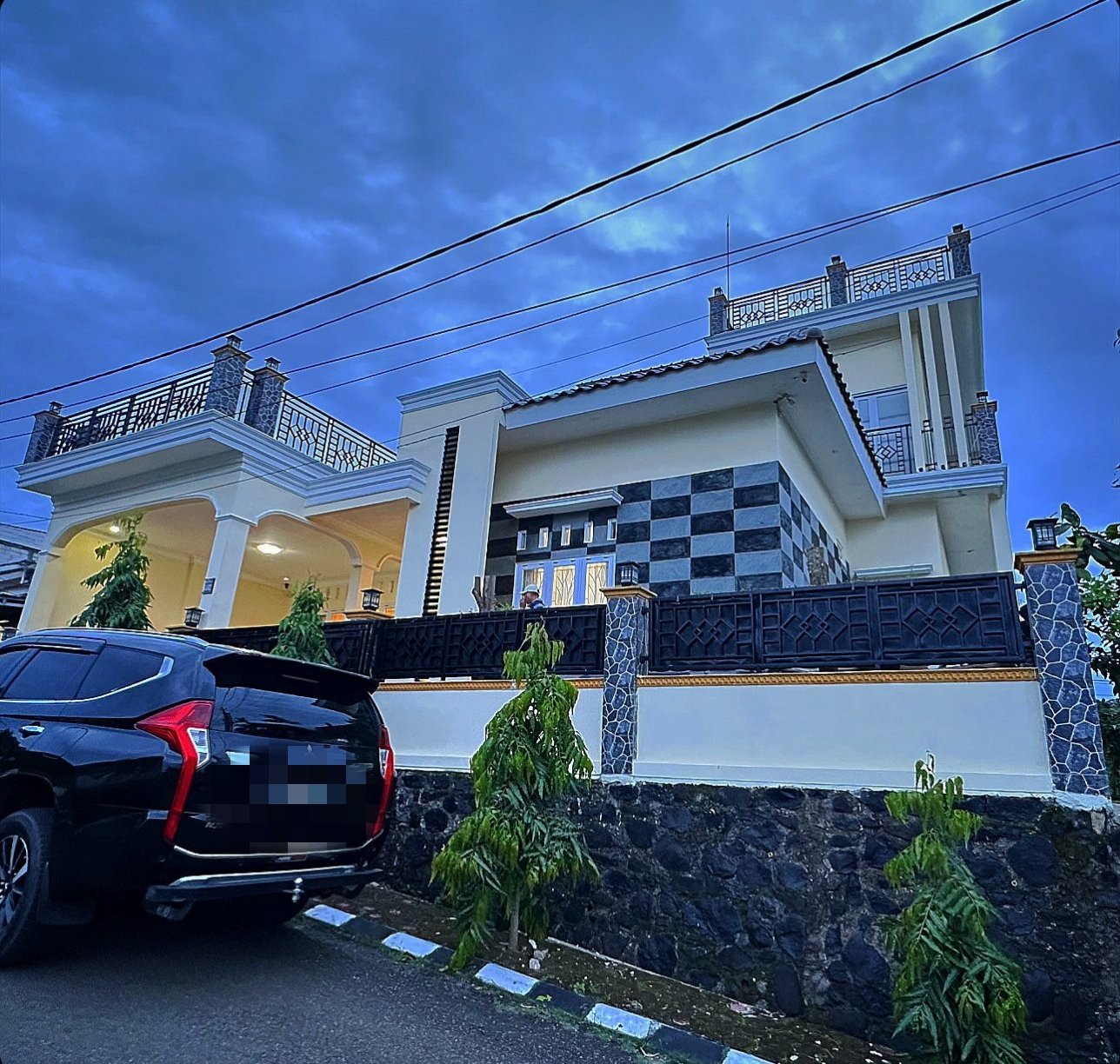 Rumah Posisi Hook 2.5 Lantai Ada Rooftop Full Furnish di Citra Indah ...